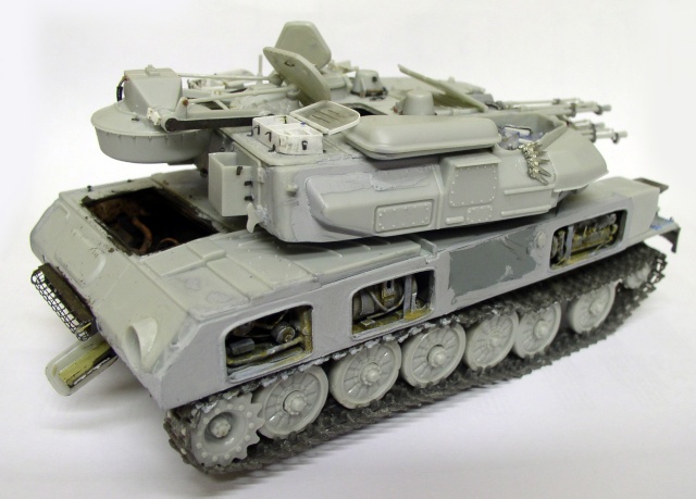 Maquette du char antiaérien Shilka grise vue de trois-quarts arrière, tourelle et chenilles détaillées