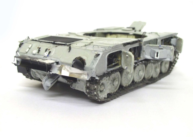 Châssis et chenilles assemblés de la maquette Shilka peints en gris avant détaillage