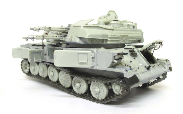 Maquette du char antiaérien Shilka assemblé non peint avec tourelle quadruple canons et chenilles