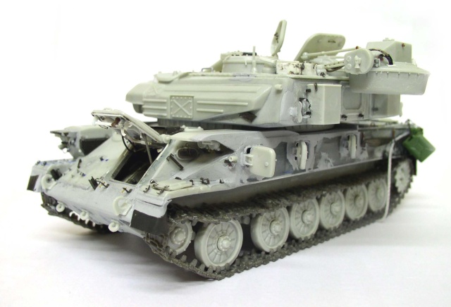 Maquette du char antiaérien Shilka gris, vue arrière montrant tourelle, chenilles et roues