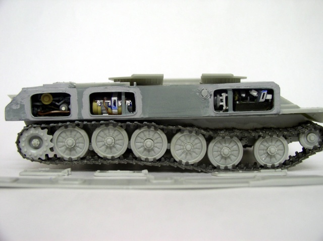 Maquette de châssis Shilka vue de profil montrant chenilles, roues et intérieur détaillé non peint