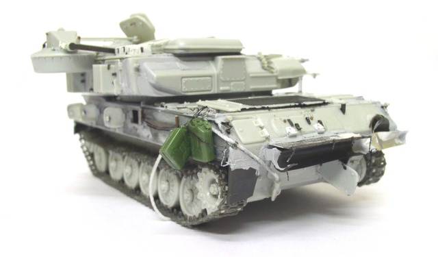 Maquette du char antiaérien Shilka en montage, coque grise avec chenilles et tourelle radar