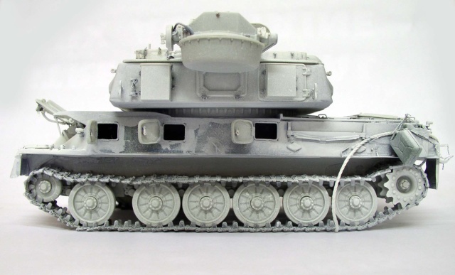 Maquette du char antiaérien Shilka vue de profil, apprêt gris, chenilles et tourelle assemblées