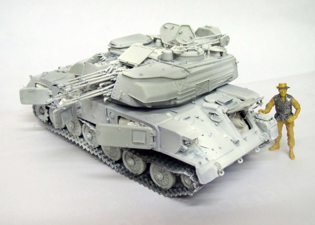 Maquette du char antiaérien Shilka non peinte avec figurine jaune posée à côté