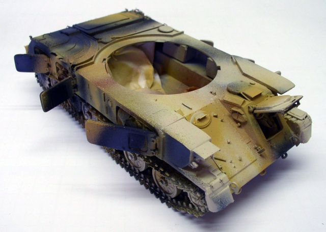 Maquette de châssis chenillé Shilka peint en camouflage sable sans tourelle installée