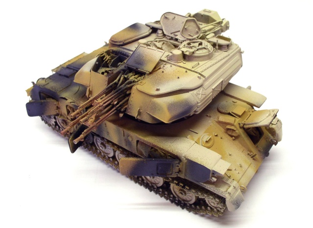 Maquette du char anti-aérien Shilka avec tourelle quadruple et camouflage sable patiné