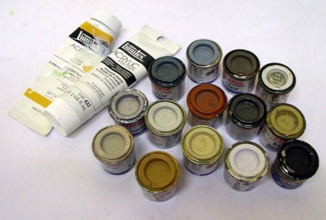 Pots de peinture pour maquette et tubes acryliques Liquitex utilisés pour la Shilka