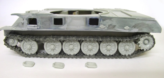 Châssis chenillé du Shilka peint en gris avec trappes et trois pièces détachées
