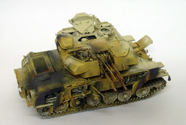 Maquette du Shilka antiaérien avec tourelle ouverte et quadruple canons, camouflage sable et vert