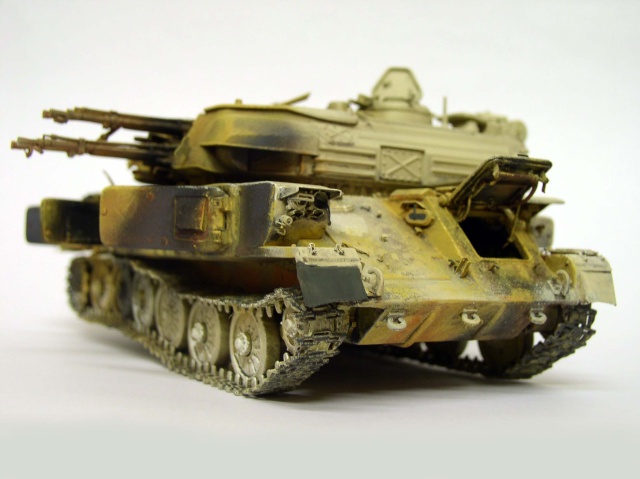 Maquette du char antiaérien Shilka camouflé, vue arrière des quadruples canons et chenilles