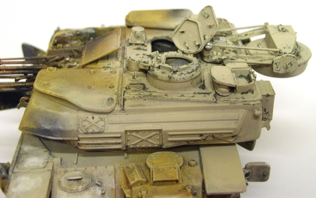 Tourelle de la maquette Shilka avec patines sable et canons quadruples sur le côté