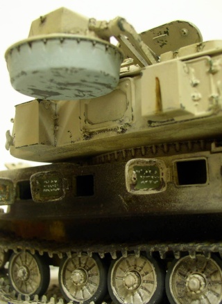 Maquette du Shilka sable montrant le radar et la tourelle au-dessus du châssis chenillé