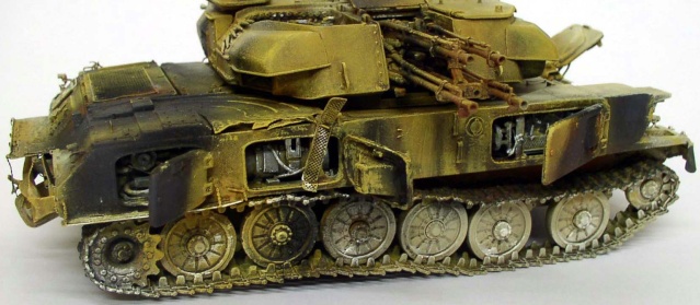 Maquette du char antiaérien Shilka peint en camouflage sable, vue latérale du train de roulement