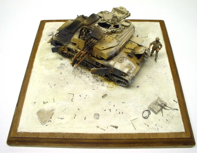 Maquette de char Shilka avec figurine de soldat sur diorama de sol désertique