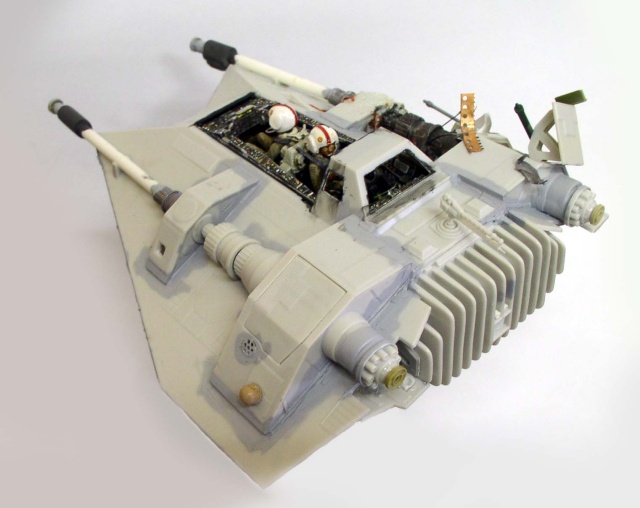 Maquette de Snowspeeder peinte en blanc, cockpit ouvert et canons, vue arrière trois-quarts