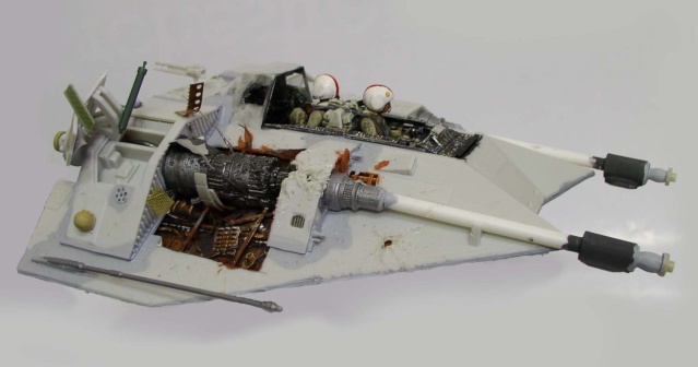Maquette de Snowspeeder ouverte montrant le cockpit et la mécanique interne détaillée avec deux pilotes