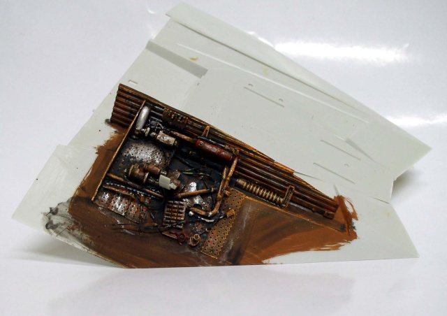 Compartiment moteur de maquette Snowspeeder avec patine rouille brune sur fuselage blanc