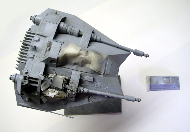 Maquette de Snowspeeder grise en cours de montage vue de dessus avec cockpit ouvert