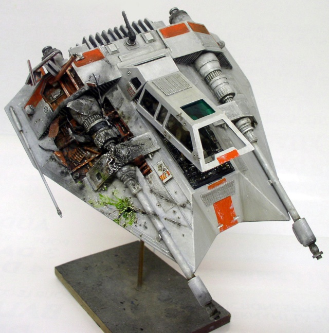Maquette de Snowspeeder gris vieilli avec moteur endommagé apparent, montée sur socle