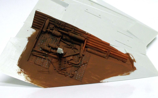 Patine brune appliquée sur le compartiment moteur détaillé d'une maquette de snowspeeder