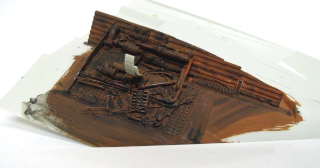 Compartiment moteur de Snowspeeder recouvert d'une patine brun-rouille appliquée au pinceau