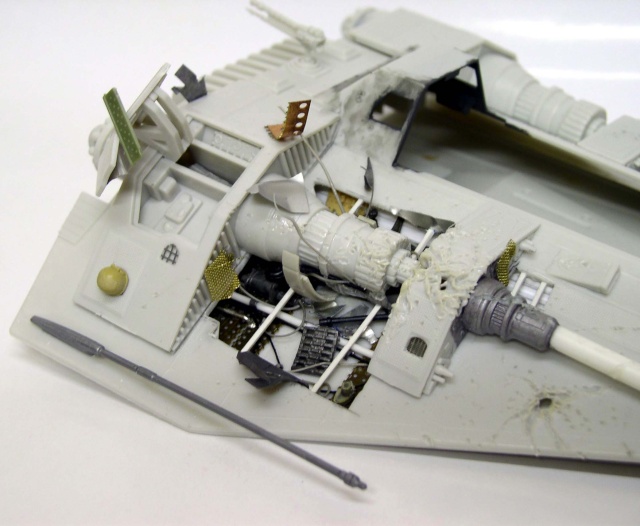 Maquette de Snowspeeder en construction montrant le détail intérieur du fuselage avec photodécoupe et tuyauterie