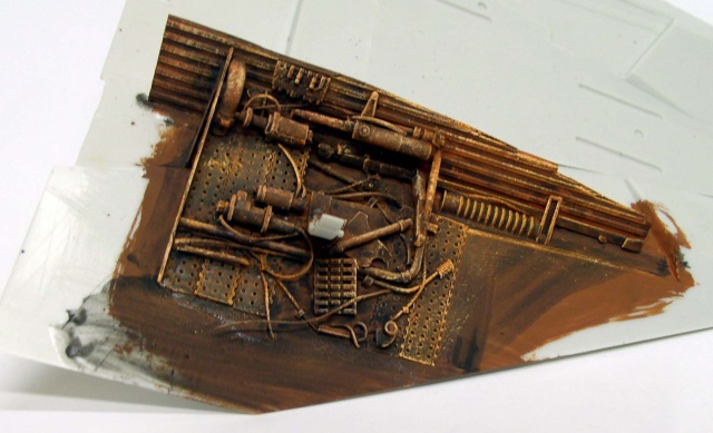 Détail de maquette Snowspeeder avec patine brune appliquée sur les mécanismes et tuyauteries