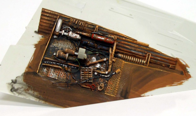 Détail de maquette Snowspeeder avec patine rouille appliquée sur compartiment mécanique aux multiples tuyaux et câbles