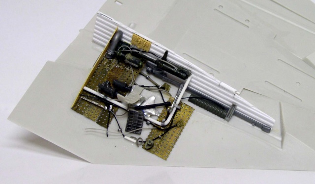 Détail de maquette Snowspeeder avec compartiment technique en photodécoupe et câblages avant patine