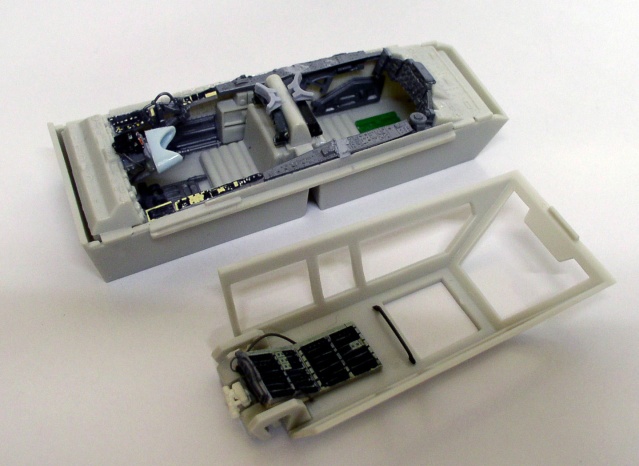 Cockpit peint et fuselage de la maquette Snowspeeder en cours d'assemblage