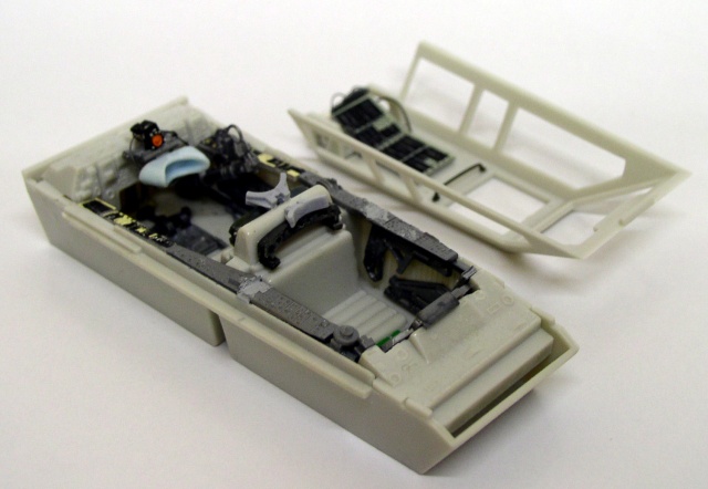 Cockpit du Snowspeeder en cours d'assemblage avec photodécoupe et détails peints du poste de pilotage