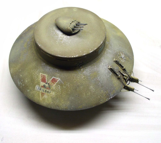Maquette de soucoupe volante INGSOC patinée beige avec dôme, antennes et marquage latéral