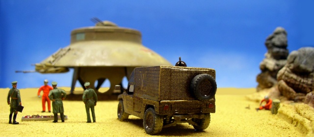 Soucoupe volante INGSOC posée dans le désert avec véhicule militaire et figurines de soldats au premier plan