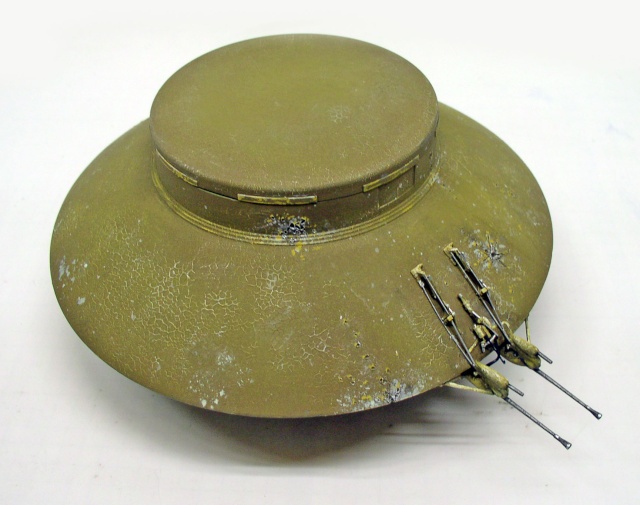 Maquette de soucoupe volante INGSOC kaki vieillie avec canons latéraux sur fond gris