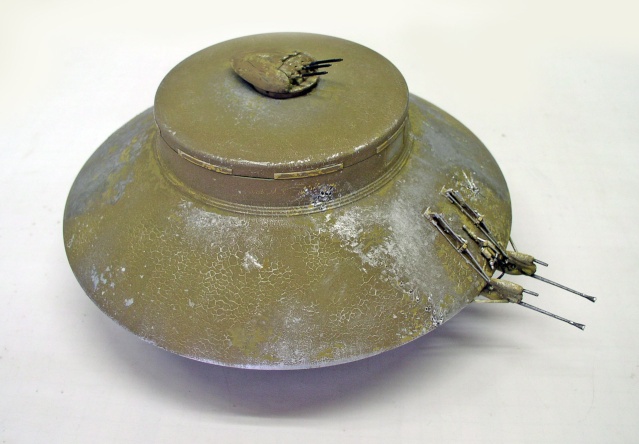 Maquette de soucoupe volante kaki vieillie avec dôme central et canons latéraux