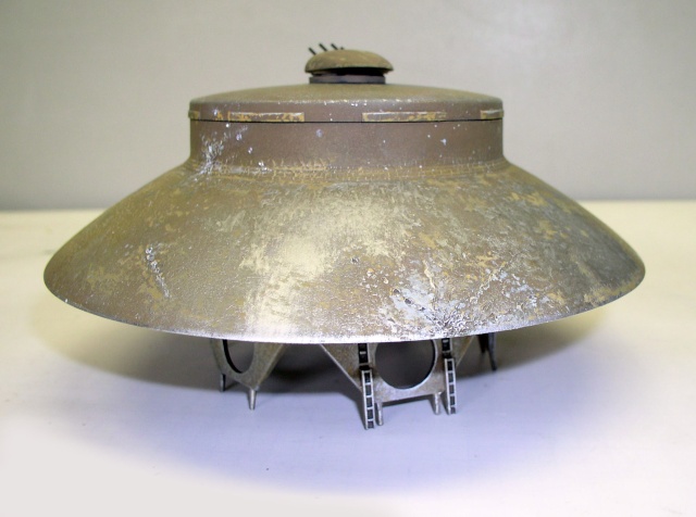 Maquette de soucoupe volante INGSOC vieillie, posée sur trois pieds avec dôme supérieur