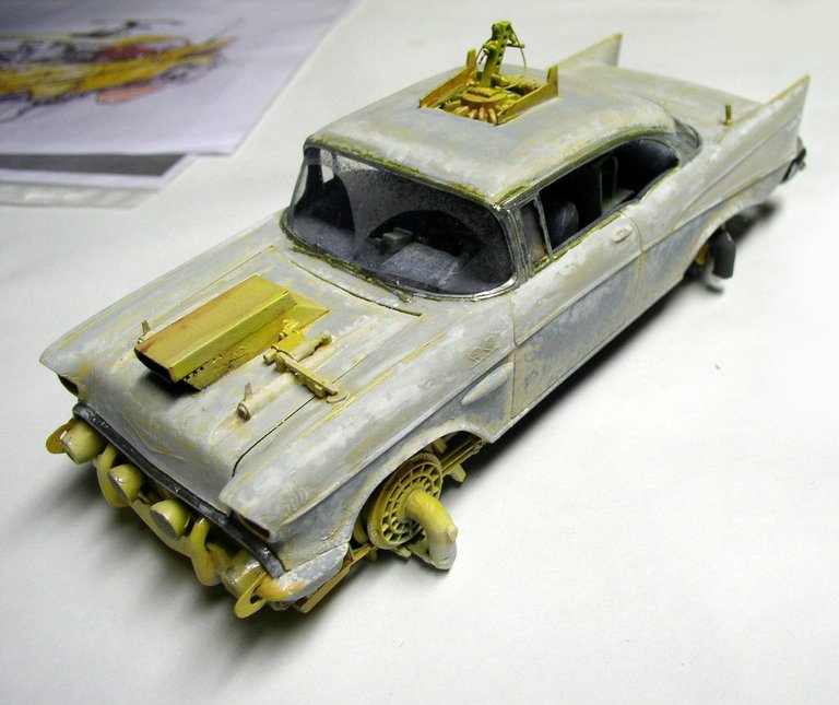 Maquette de Chevrolet 1957 modifiée en véhicule spatial avec pièces photodécoupées en laiton