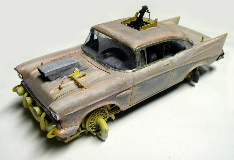 Maquette de Chevrolet 1957 vieillie et modifiée en véhicule post-apocalyptique avec éléments mécaniques apparents