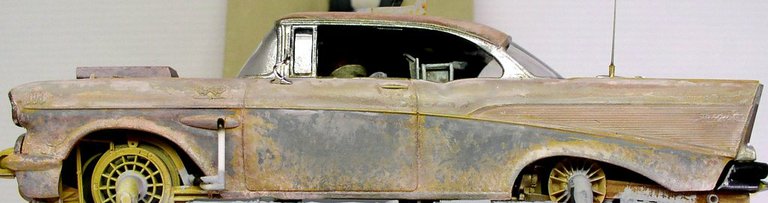 Maquette de Chevrolet Bel Air 1957 vue de profil avec patine vieillie et rouille