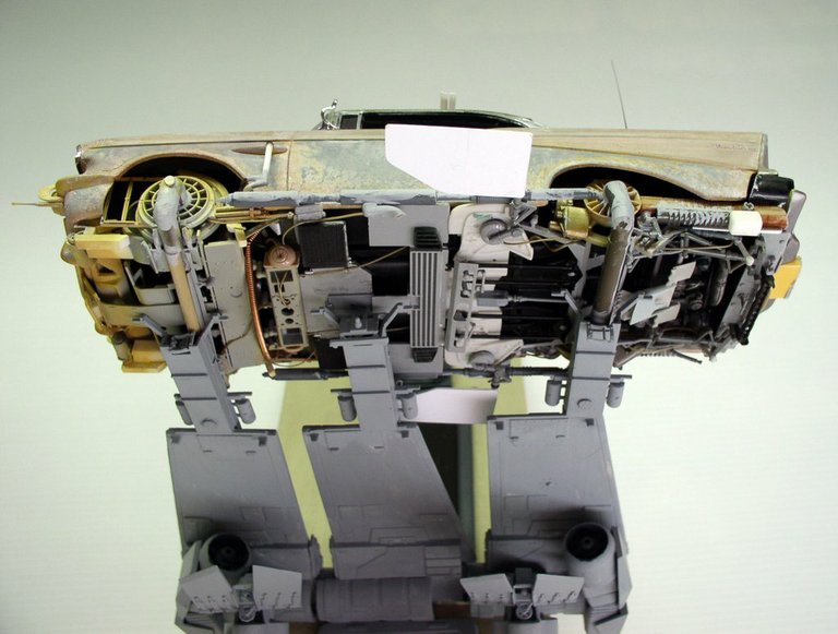 Maquette Space Chevy vue de dessous montrant le châssis détaillé et le soubassement mécanisé