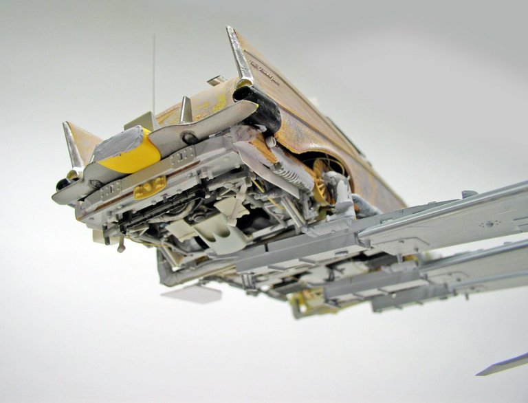 Maquette de vaisseau spatial Space Chevy vue de dessous montrant détails mécaniques et coque jaune