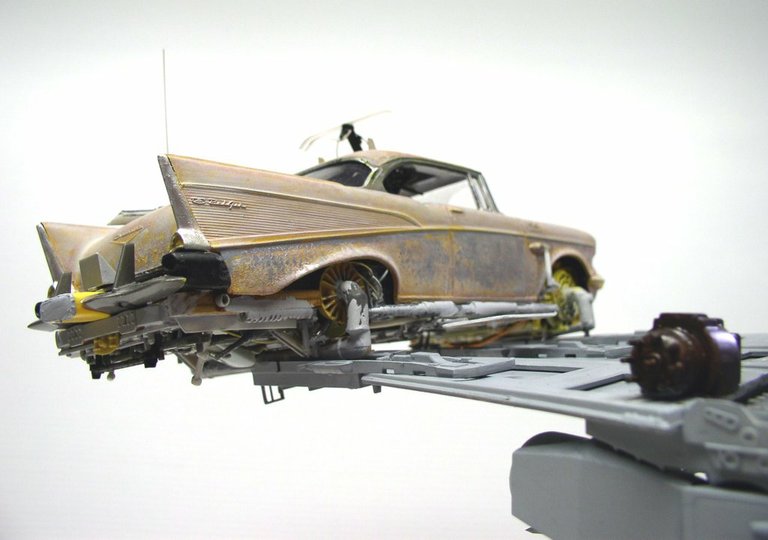 Maquette de Chevrolet 1957 vieillie montée sur un châssis spatial mécanique gris