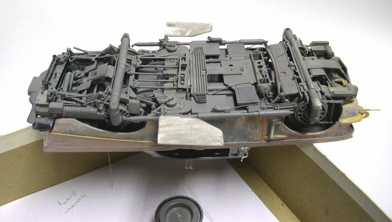 Vue du dessous de la maquette Space Chevy montrant le châssis et les détails mécaniques peints en gris