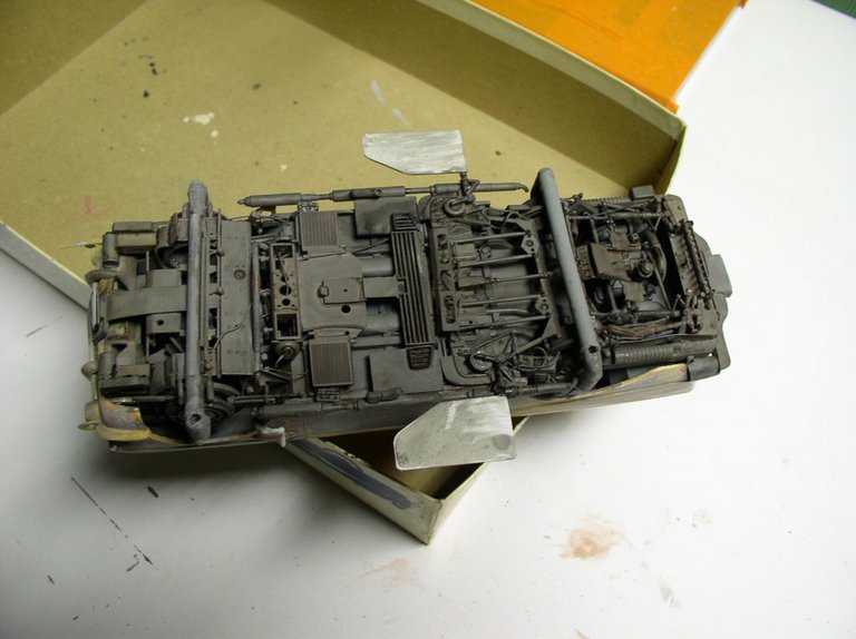 Châssis détaillé de la maquette Space Chevy vu de dessous avec moteur et suspension peints
