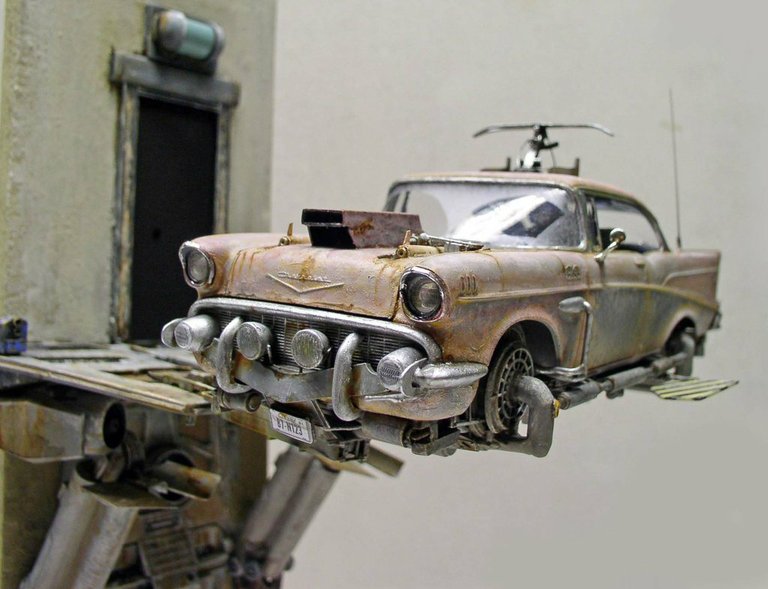 Voiture Chevrolet thématique Space Chevy peinte en cours de finition sur l'établi du modéliste
