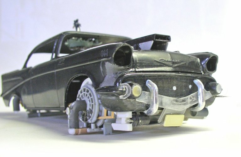 Maquette de Chevrolet 1957 noire customisée en véhicule spatial, vue avant trois quarts