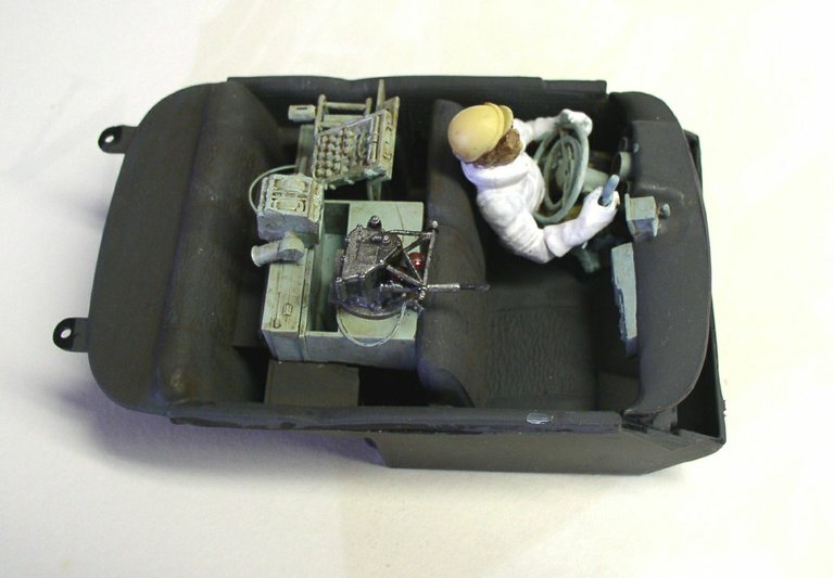 Maquette d'intérieur de véhicule avec figurine pilote en combinaison spatiale et équipements détaillés peints