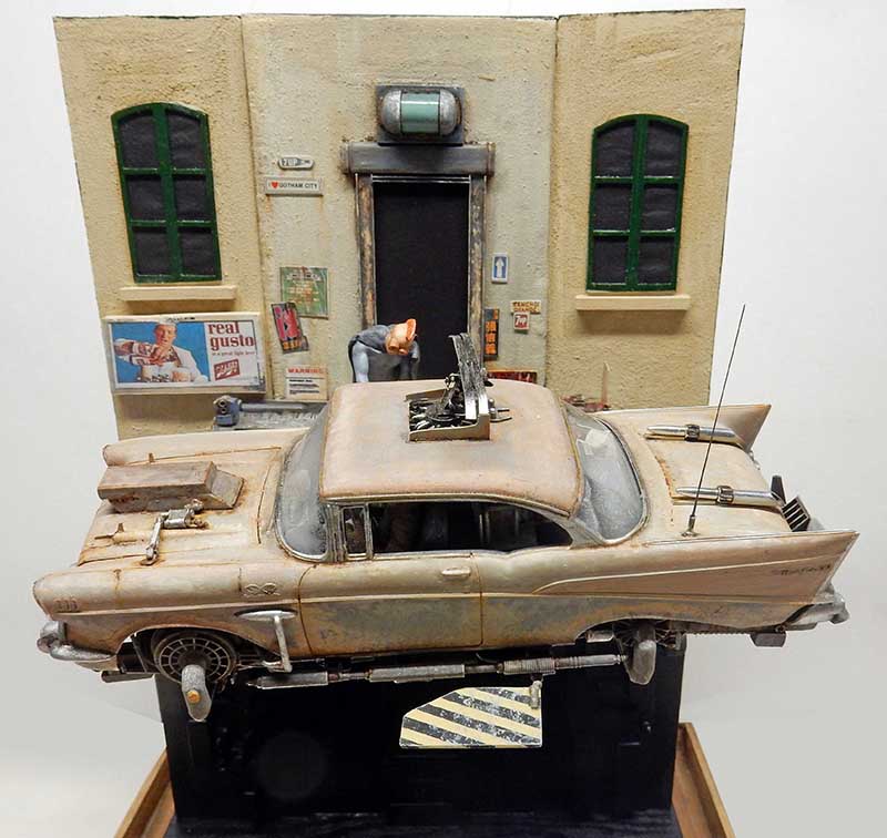 Voiture miniature Space Chevy peinte présentée en cours de montage sur établi