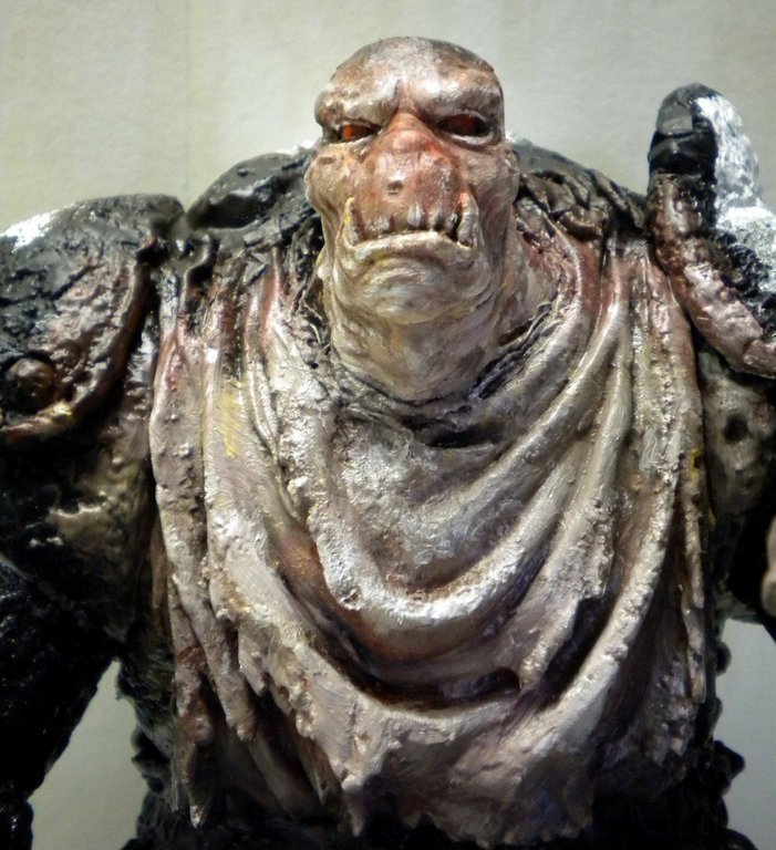 Gros plan de la figurine Luis Royo montrant le buste du monstre aux yeux rouges