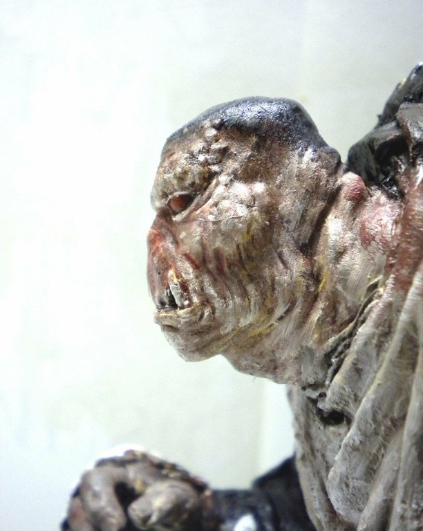 Gros plan sur le visage grimaçant de la figurine de créature monstrueuse peinte
